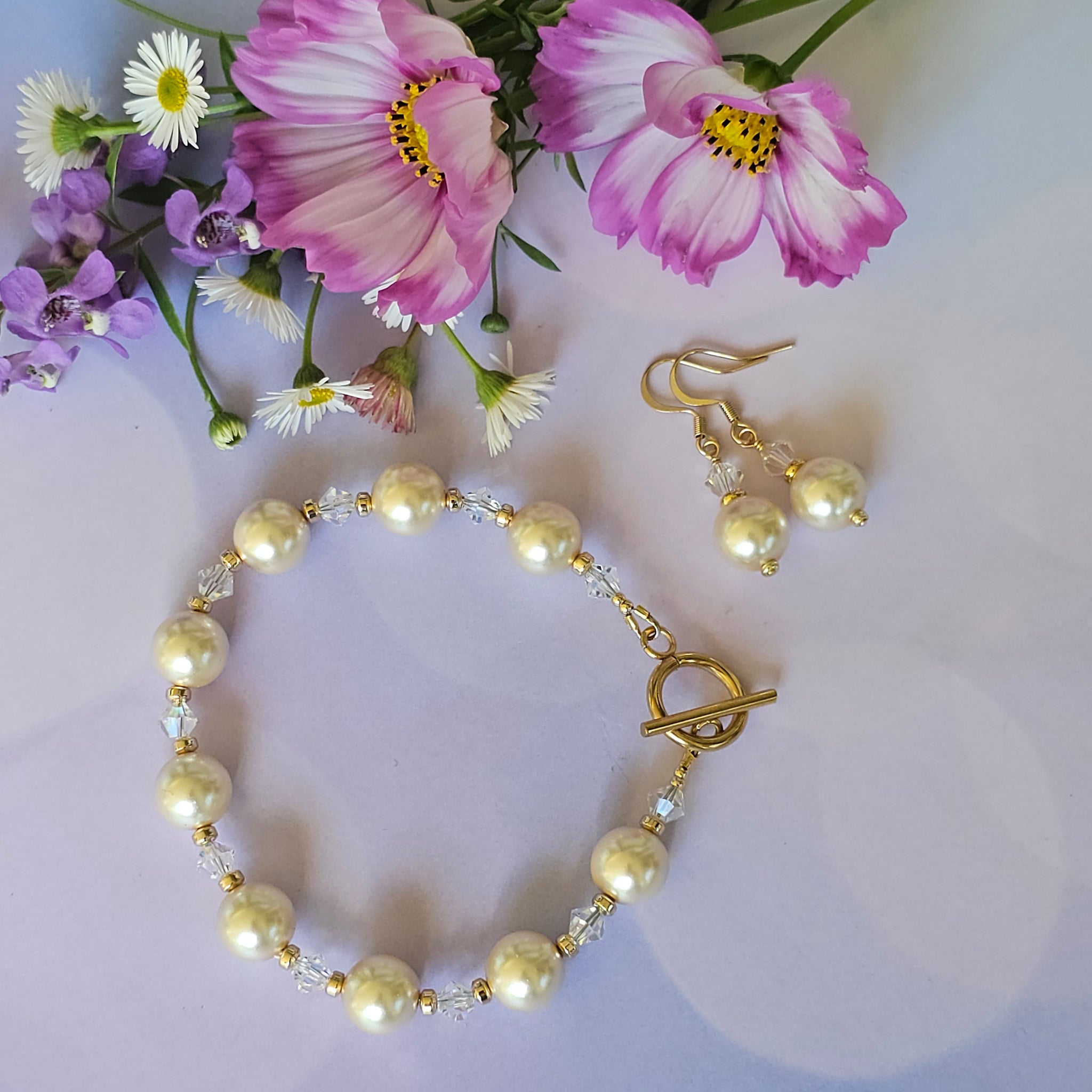 Cream Pearl Bracelet in Gold